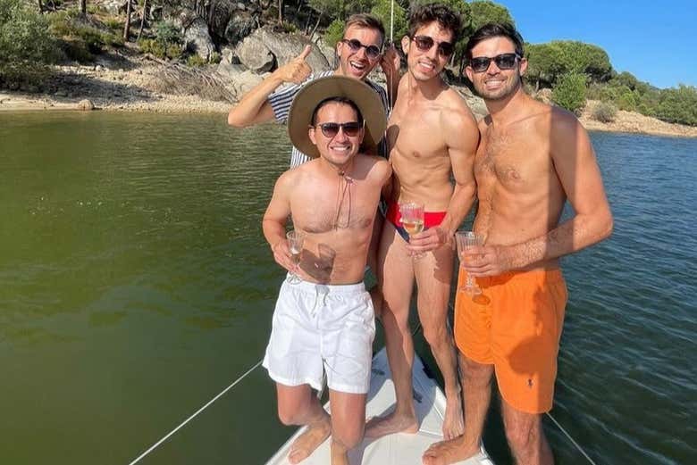 Amigos em um veleiro no pântano de San Juan