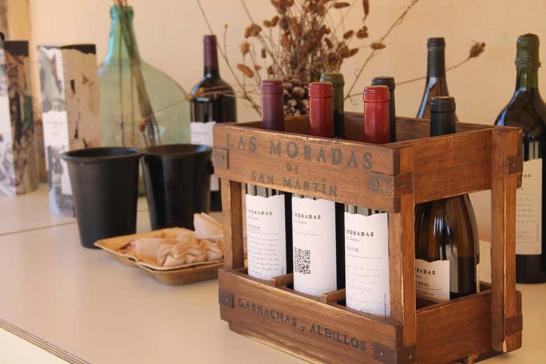 Disfrutando del vino de Las Moradas de San Martín