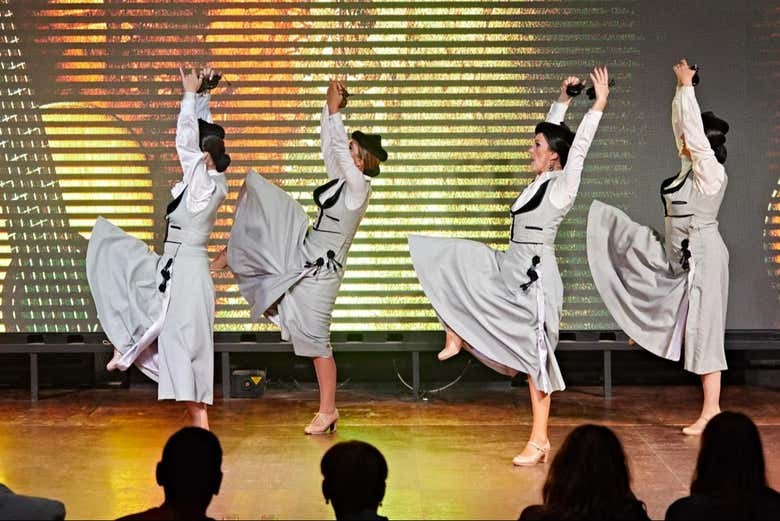 Ballerine si esibiscono durante lo spettacolo