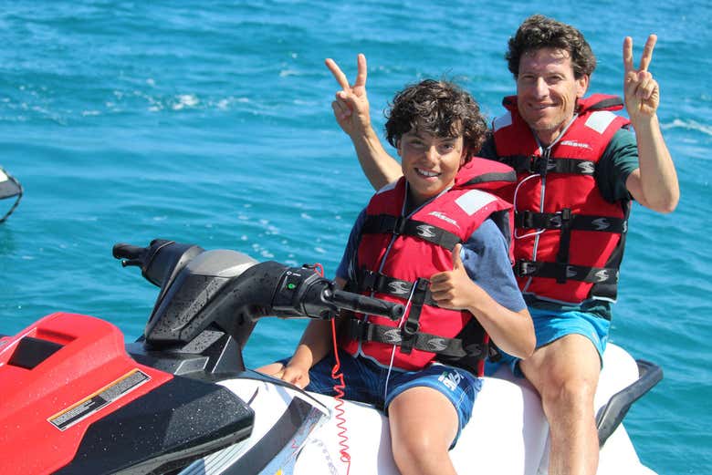 Una familia en las motos de agua