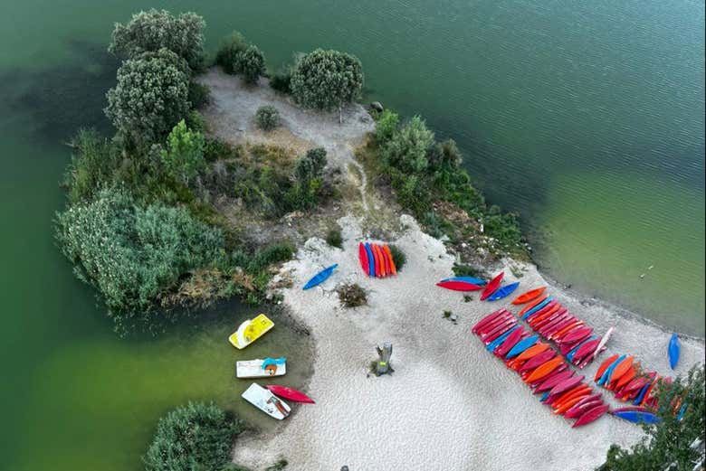 Kayaks listos para la actividad