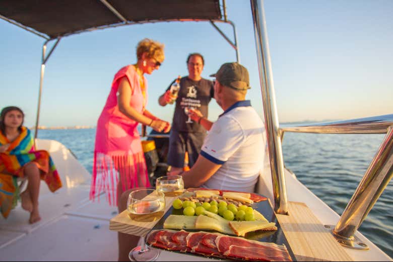Deleitaos con un rico aperitivo a bordo