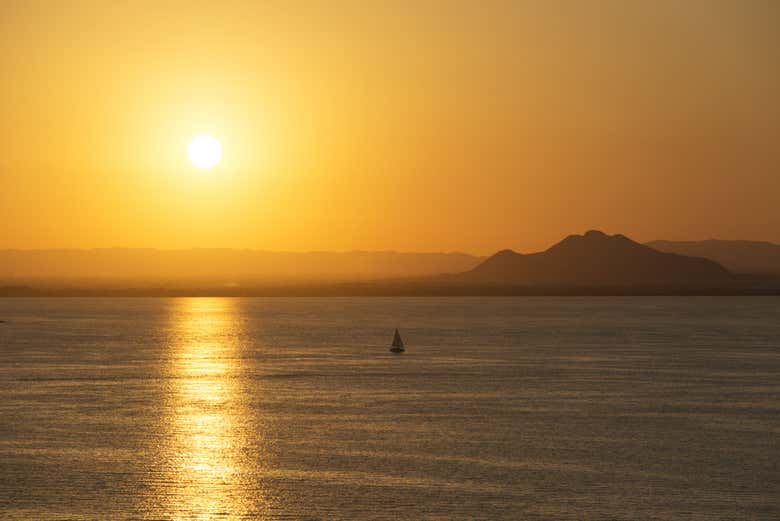 Contemplad una dorada puesta de sol sobre el agua