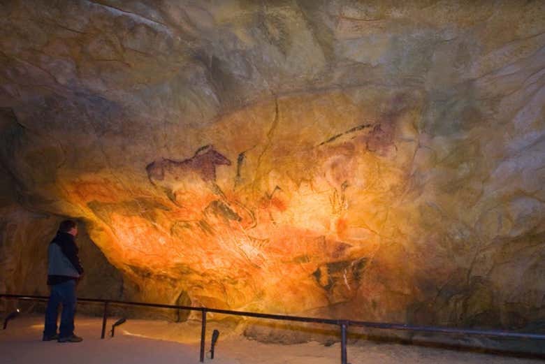 Observando as pinturas do Parque da Pré-História