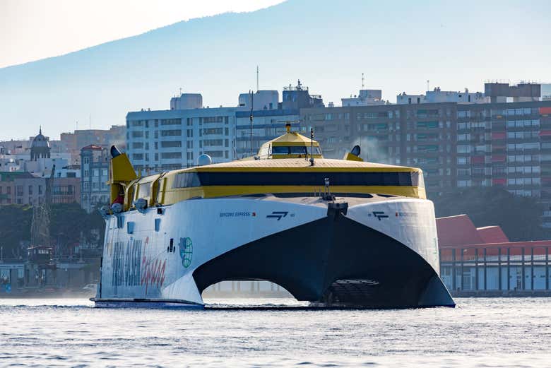 Um dos ferries que ligam Tenerife com La Gomera