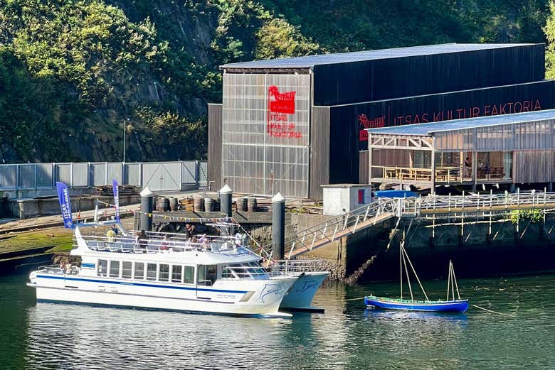 Atracando en el muelle del Museo Factoría Albaola de Pasajes