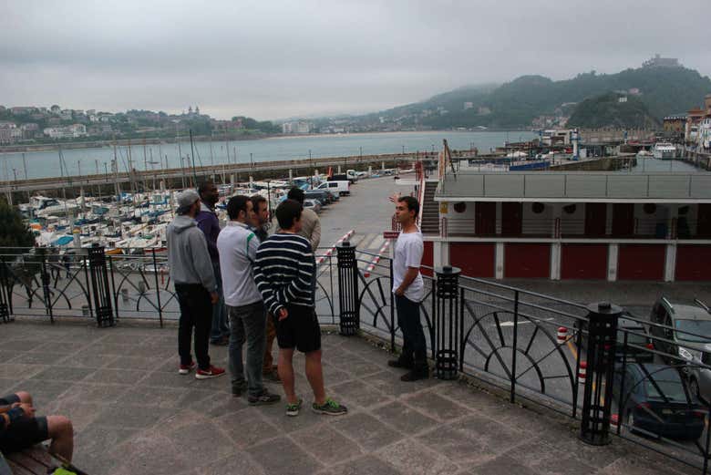 Grupo de turistas atendiendo a las explicaciones de su guía