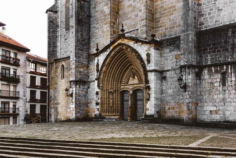 Fachada principal de la antigua iglesia de piedra de Guernica