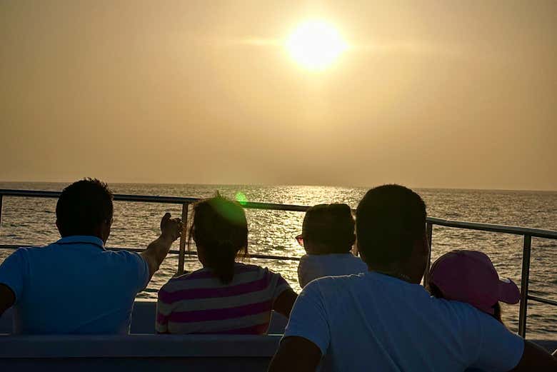 Profitez du coucher de soleil depuis le bateau