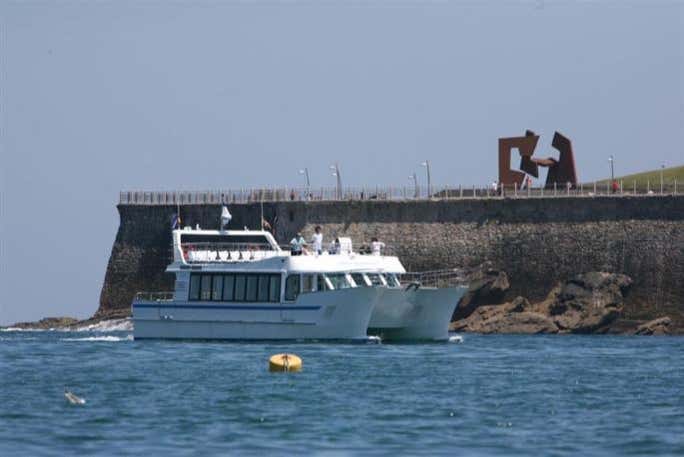 Naviguez le long de la côte de Saint-Sébastien