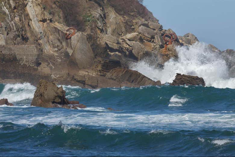 Las olas rompiendo contra las rocas