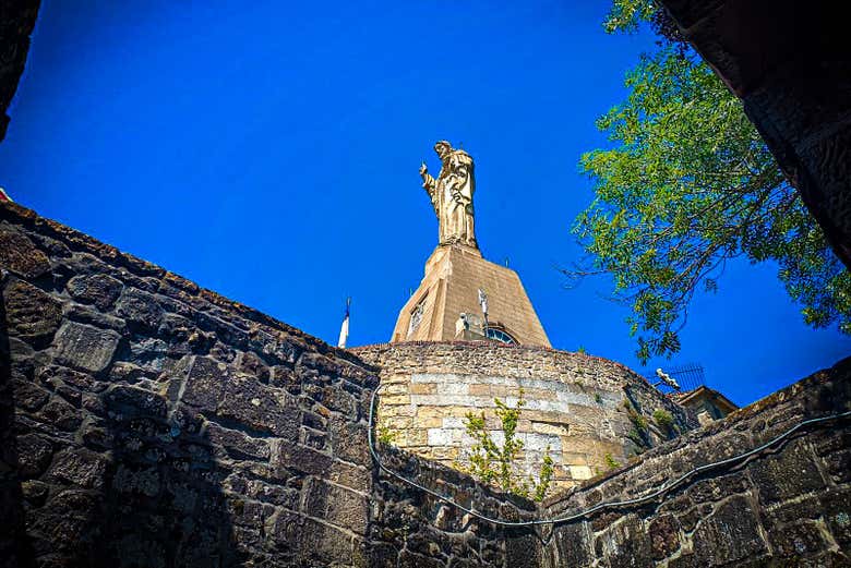Statue du Sacré-Cœur sur le château de Mota