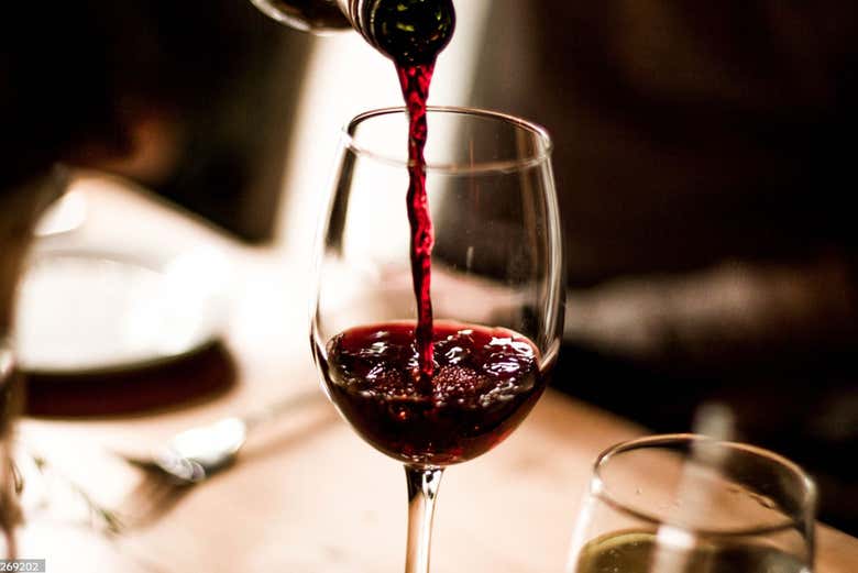 Sirviendo una copa de vino