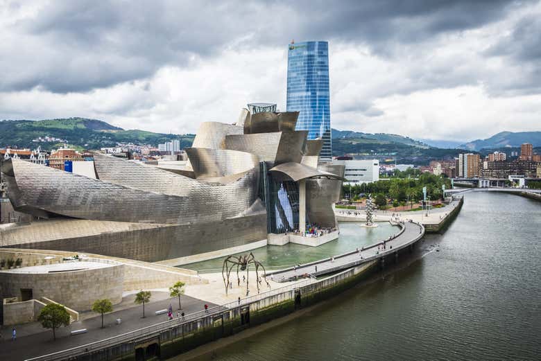 Museo Guggenheim, junto a la ría de Bilbao
