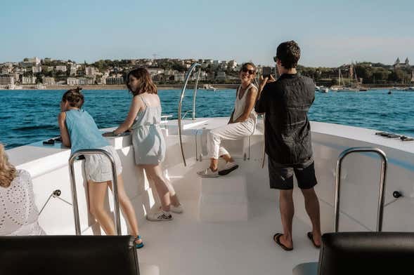 Paseo en barco por la costa vasco francesa