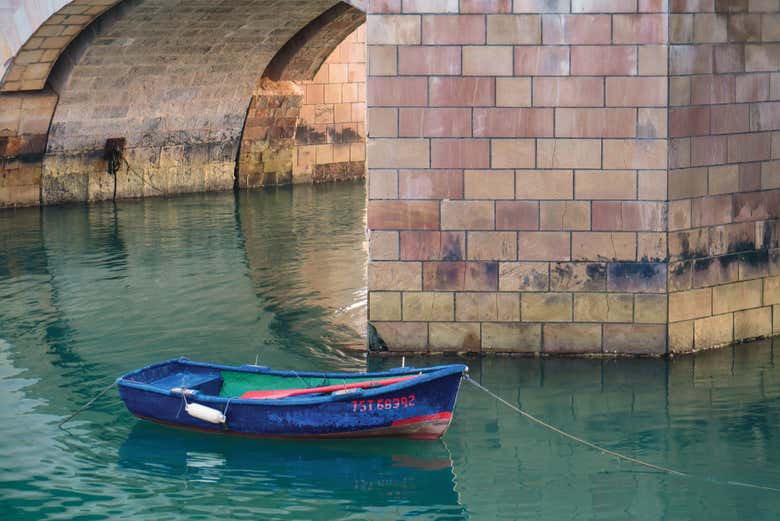 Une barque dans l'estuaire de San Vicente de la Barquera