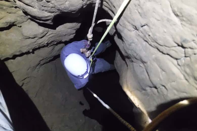 Descendiendo a la cueva del Nanzal