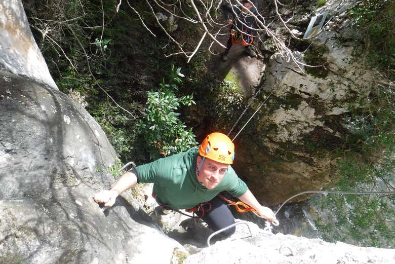 Recorriendo la vía ferrata de El Milar