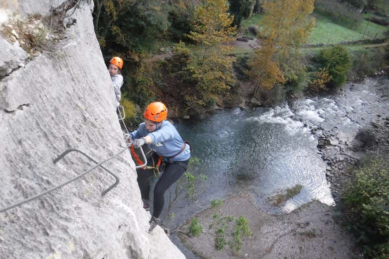 Escalando en la vía ferrata de El Milar