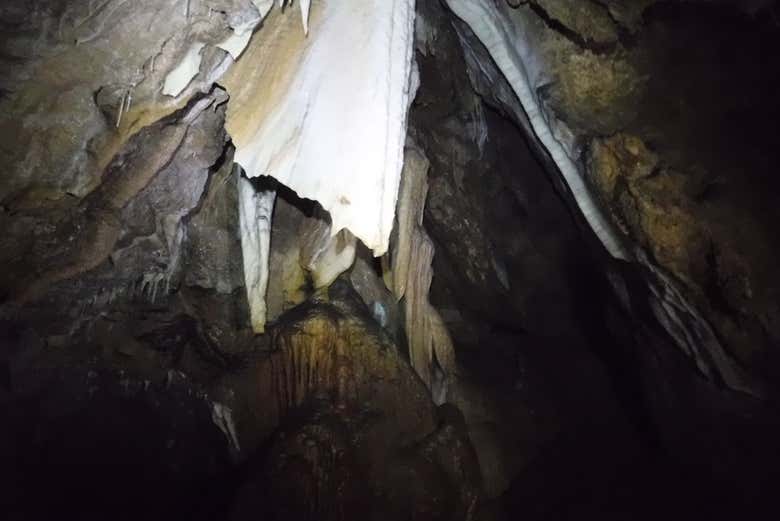 Interior de la cueva del Nanzal