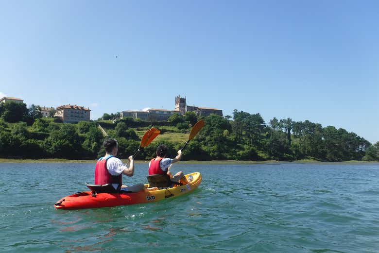 Remando a bordo de los kayaks