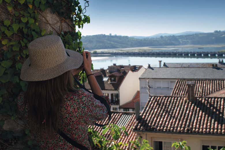 Fotografiando la ría desde un mirador