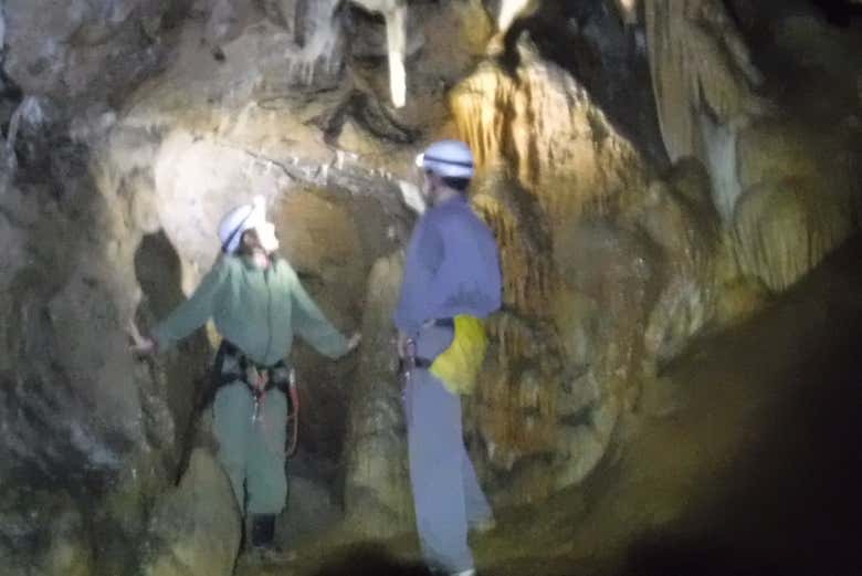 Admirando la cueva del Nanzal