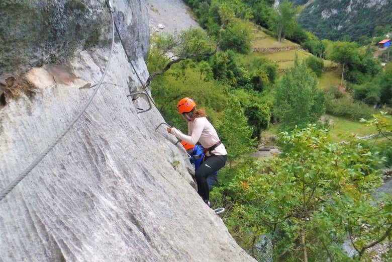 Ascendiendo por la vía ferrata de El Milar