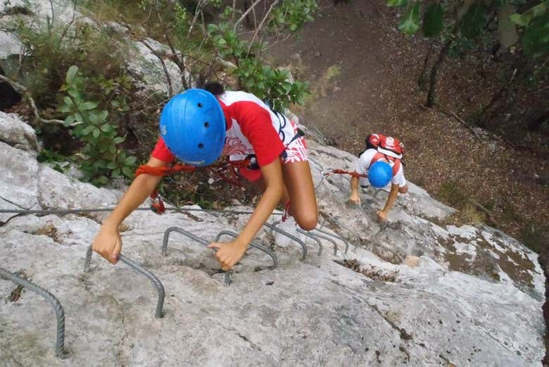 Ascendiendo por la vía ferrata de La Hermida