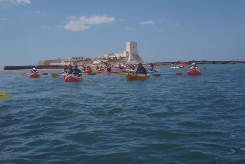 Kayaks en los alrededores del castillo de Sancti Petri
