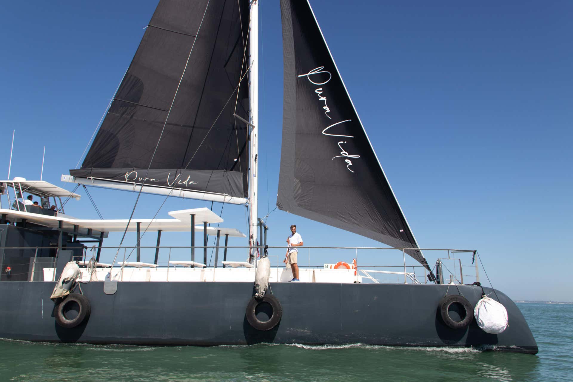 Balade en catamaran proche du château et de la plage de La Barrosa de Sancti Petri