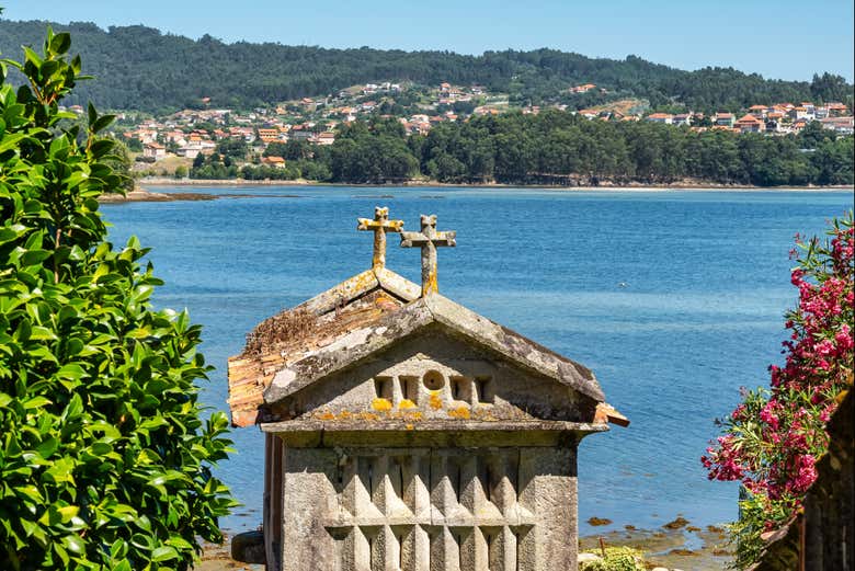 Hórreo en la costa de Combarro