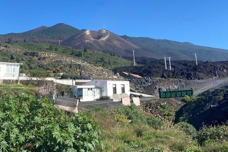 Les maisons et les terres entourant le volcan