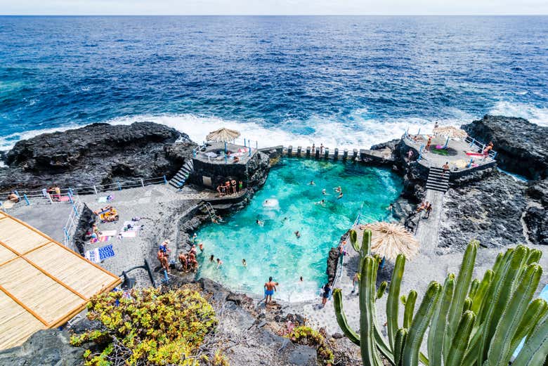 Baigneurs profitant des piscines naturelles de Charco Azul
