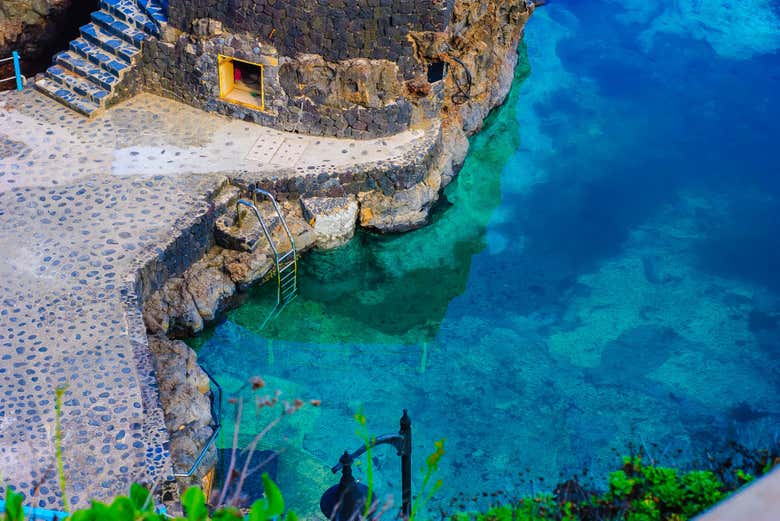 Aguas cristalinas en el Charco Azul