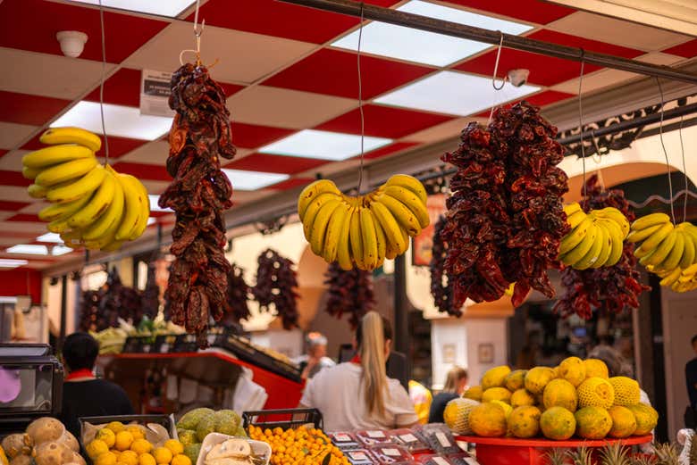 Bancarella con frutta in un mercato