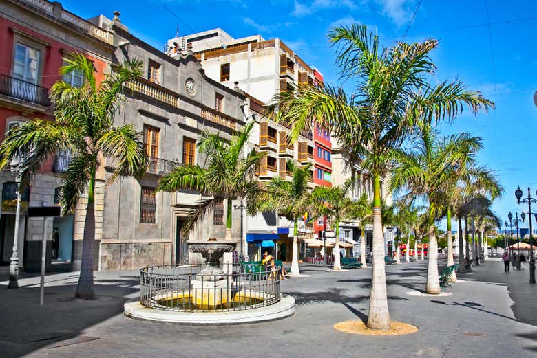 Acercándonos a la plaza de la Candelaria