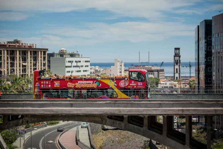 Bus touristique parcourant Santa Cruz de Tenerife