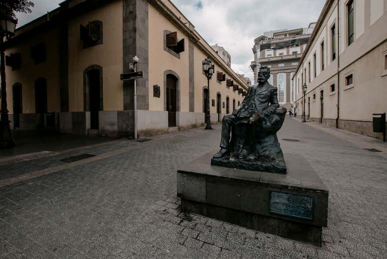 Statua di fronte al Teatro Guimerá