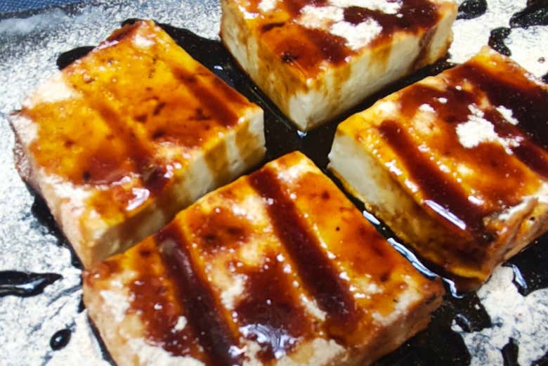 Queso asado con miel de palma