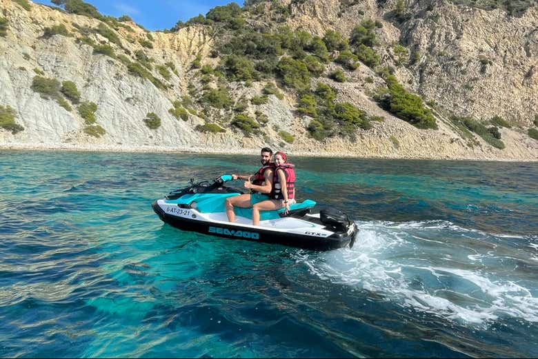 Pilotando una moto de agua en la costa de Santa Eulalia