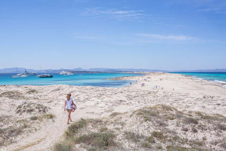 Una spiaggia di Formentera con sabbia bianca e acque turchesi