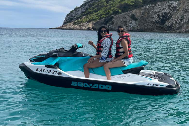 Naviguez le long de la côte est d'Ibiza