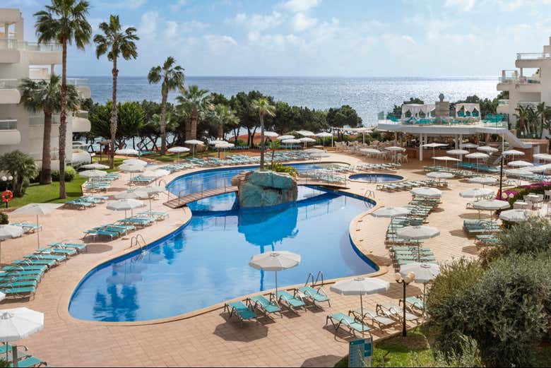 Disfrutad de un relajante día de piscina en Ibiza