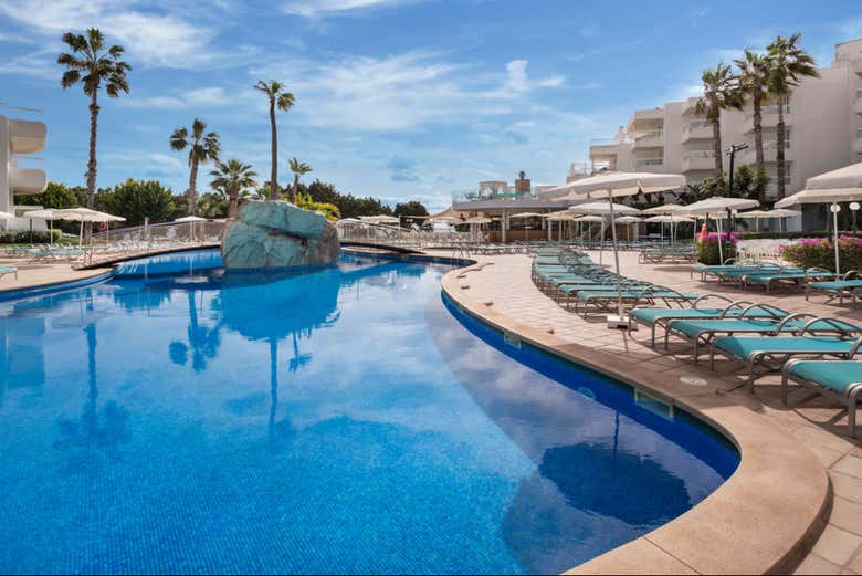 Refrescaos en las amplias piscinas del hotel Tropic Garden