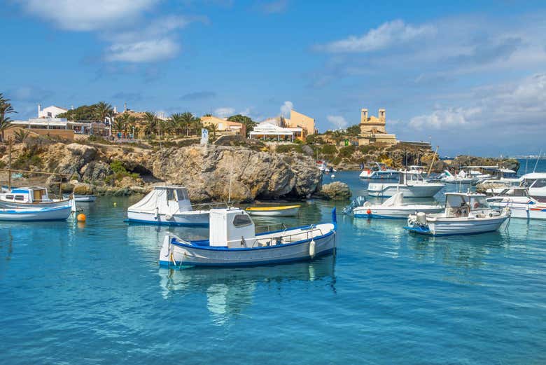 Barcas en la costa de Tabarca