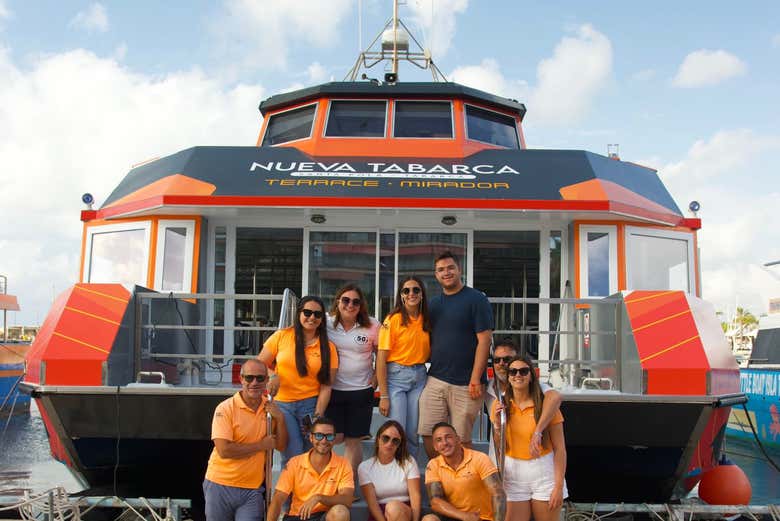 A tripulação em frente ao catamarã