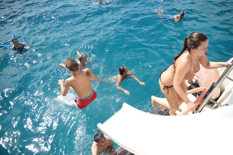 Aproveitando um dia de sol no catamarã