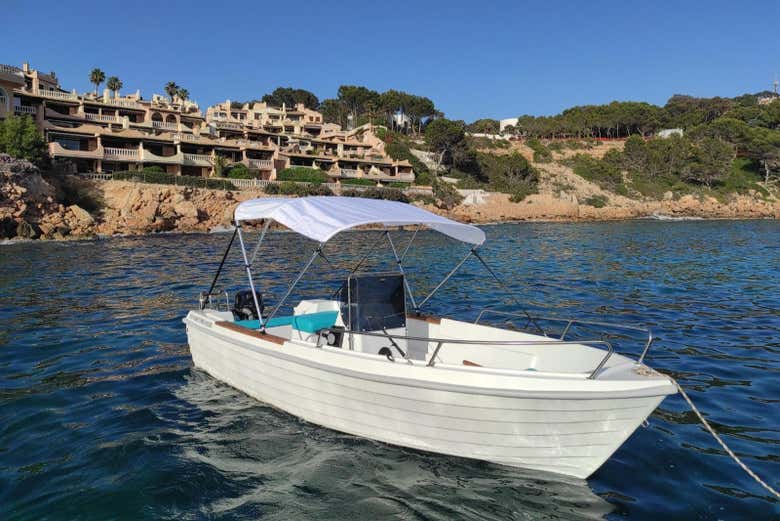 La barca ormeggiata vicino alla costa