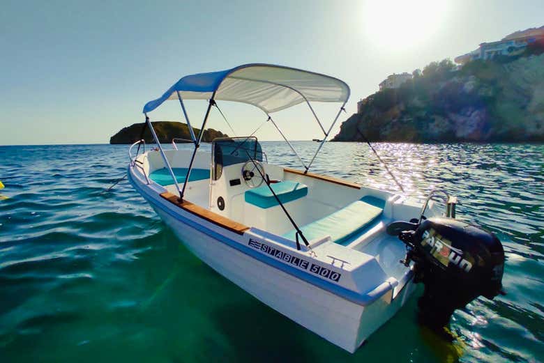Barca a noleggio in mezzo al mare